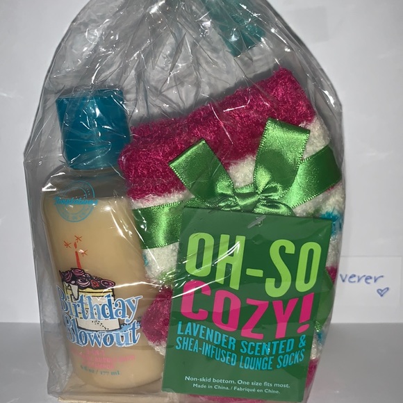 New Birthday Cake Blowout 3-in-1 & Spa Socks Gift Set Temptations Bath & Body - Picture 2 of 13